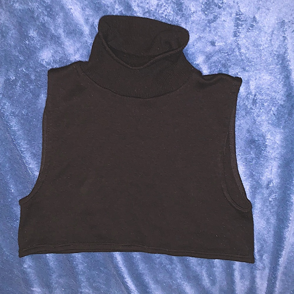 Small cut-off turtle neck tanktop